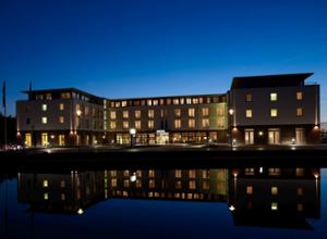 Park Inn by Radisson Papenburg am Abend