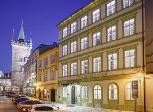 Hotel Bishops House Prag FassadebeiNacht