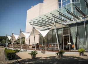 Quality Hotel Brno Exhibition Centre Fassade mit Terrasse