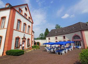 PRISMA Hotel Burg Bollendorf Innenhof