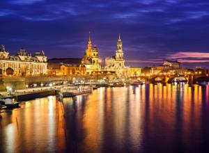 AZIMUT Hotel Dresden Stadtkulisse bei Nacht